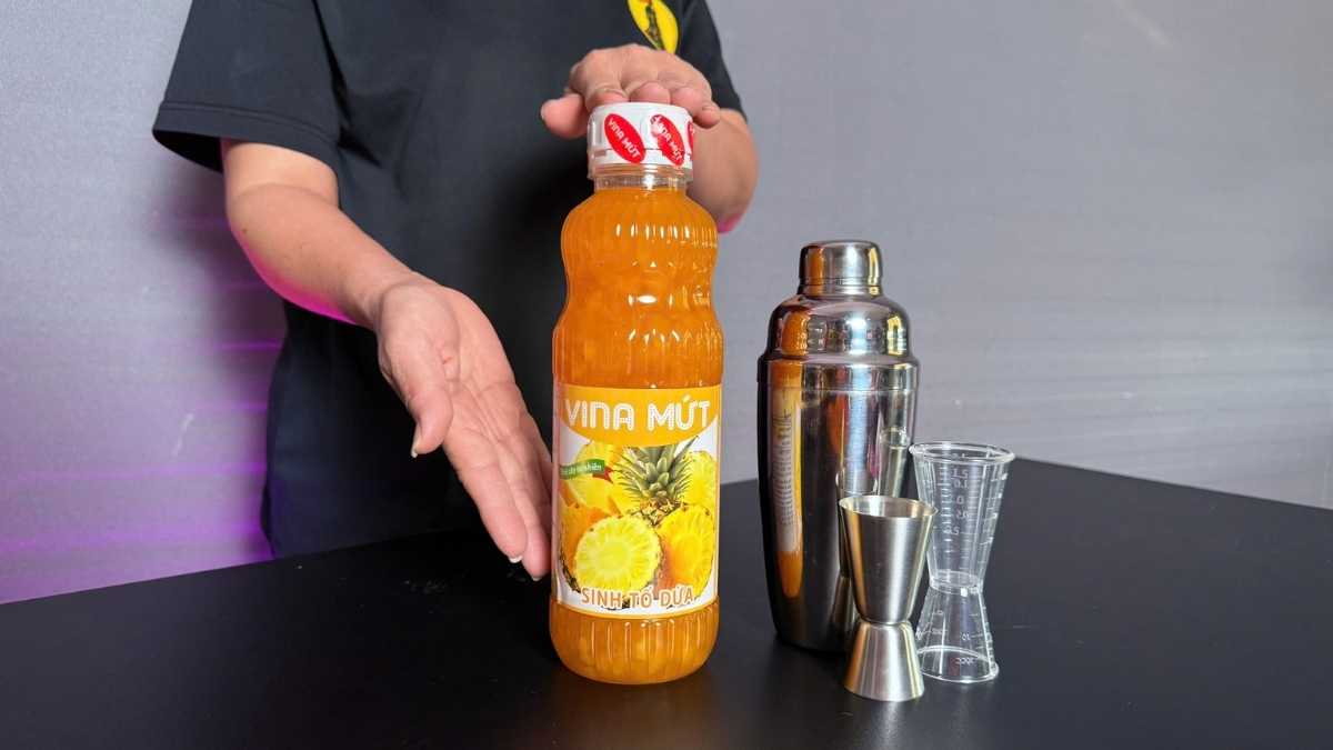 Ly soda dứa và trà ô long dứa tại Lyon Coffee màu vàng óng tự nhiên