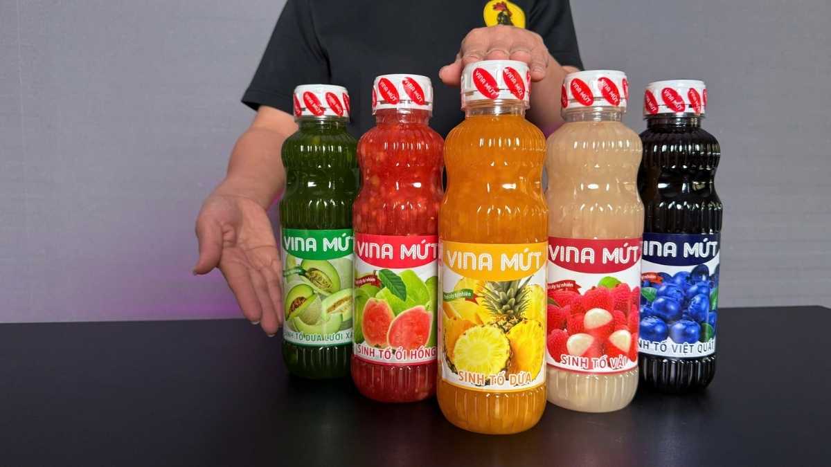 Logo Vina Mứt San Hô Xanh và chai Sinh Tố Dứa trên nền sáng sạch