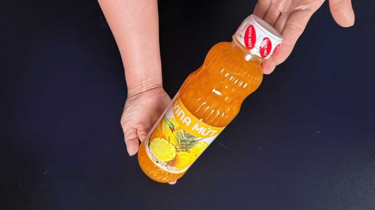 Chai PET 1L Sinh Tố Vina Dứa nắp kín, màu vàng sáng nổi bật