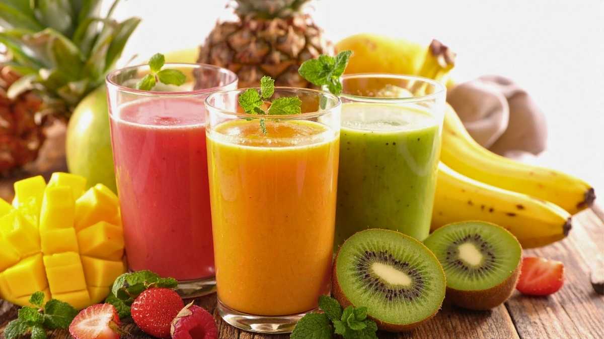 Barista Lyon Coffee pha trà dứa ô long và yogurt dứa trong quầy sáng