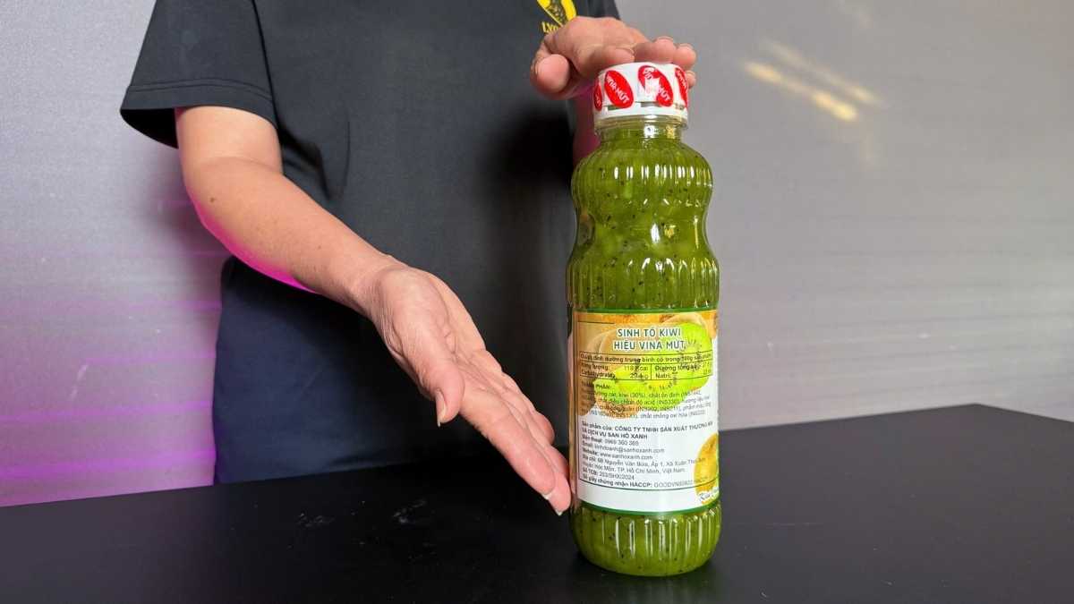 Ly sinh tố kiwi màu xanh nhạt trong ánh sáng tự nhiên nhẹ