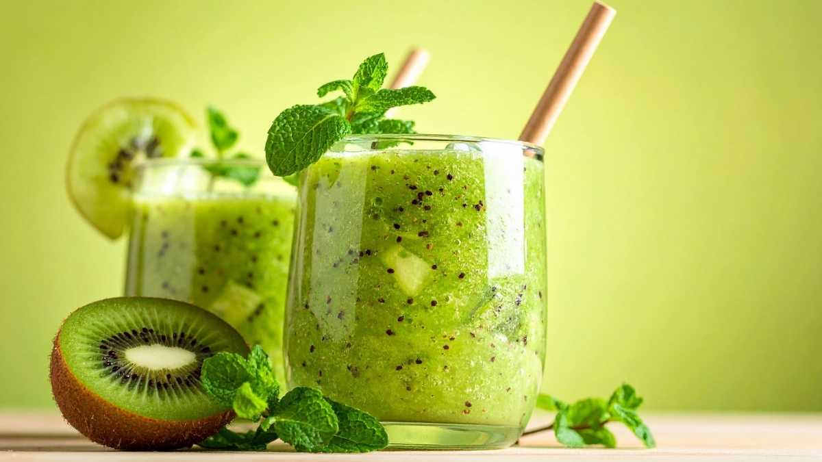 Ly trà kiwi bạc hà đá lạnh, lát kiwi tươi và lá mint trang trí