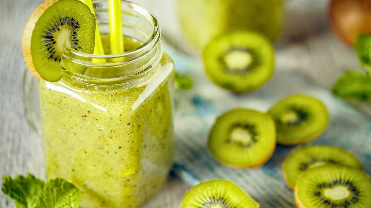 Barista Lyon Coffee đang pha soda kiwi và yogurt kiwi tại quầy