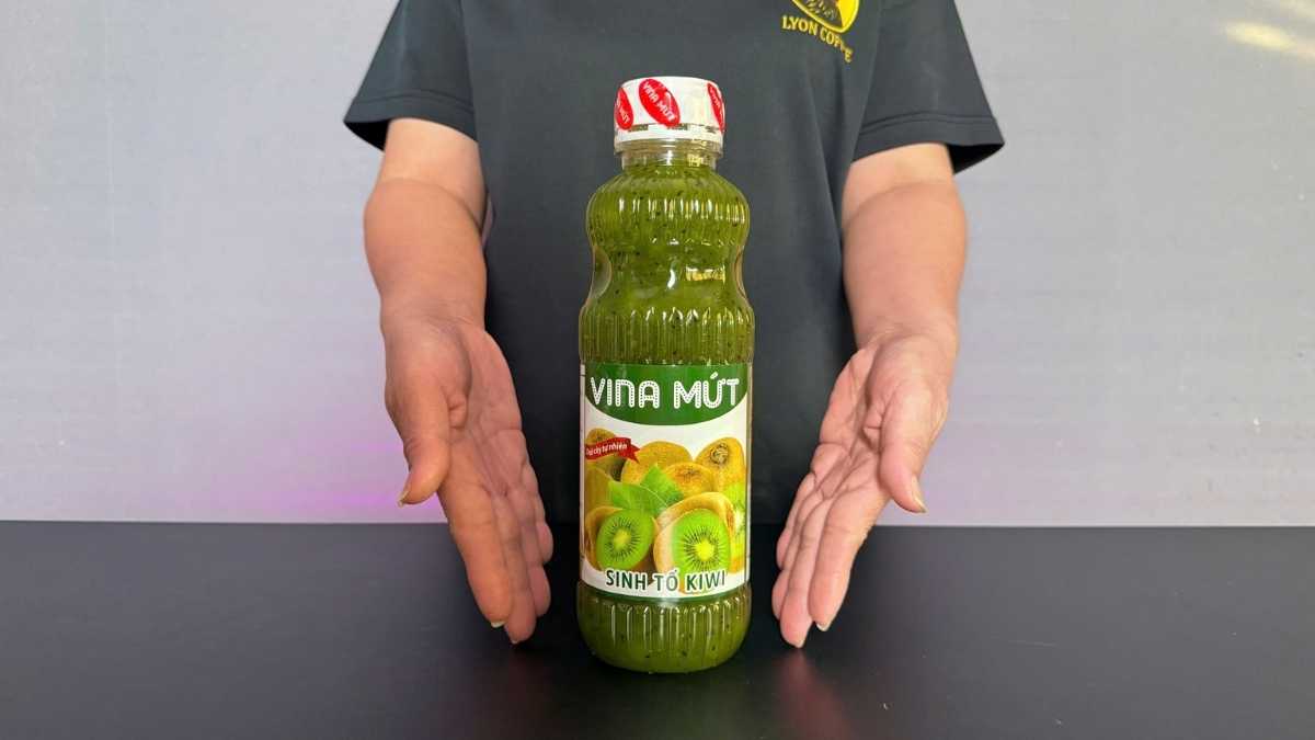 Chai Sinh Tố Vina Kiwi 1L đặt cạnh ly smoothie kiwi xanh tươi mát