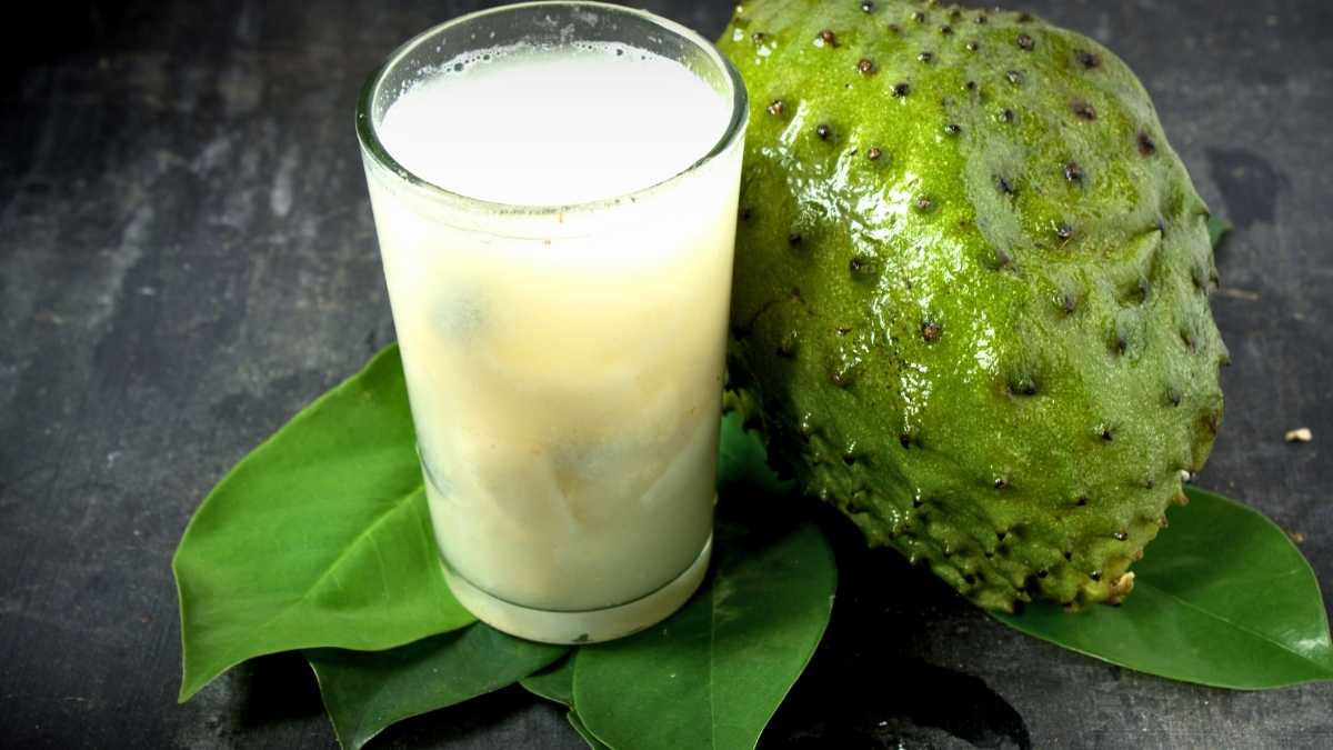 Ly trà mãng cầu bạc hà đá lạnh trang trí lá mint và lát chanh xanh