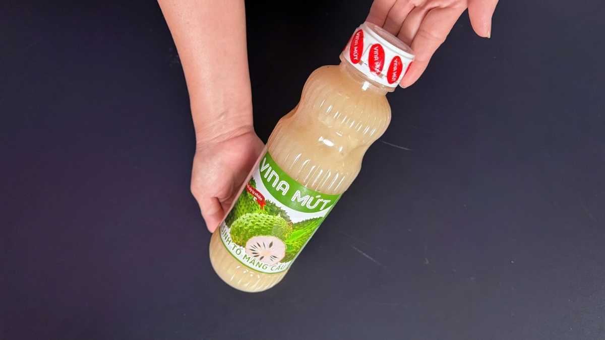 Chai PET 1L Sinh Tố Vina Mãng Cầu màu trắng ngà, nắp kín chống tràn