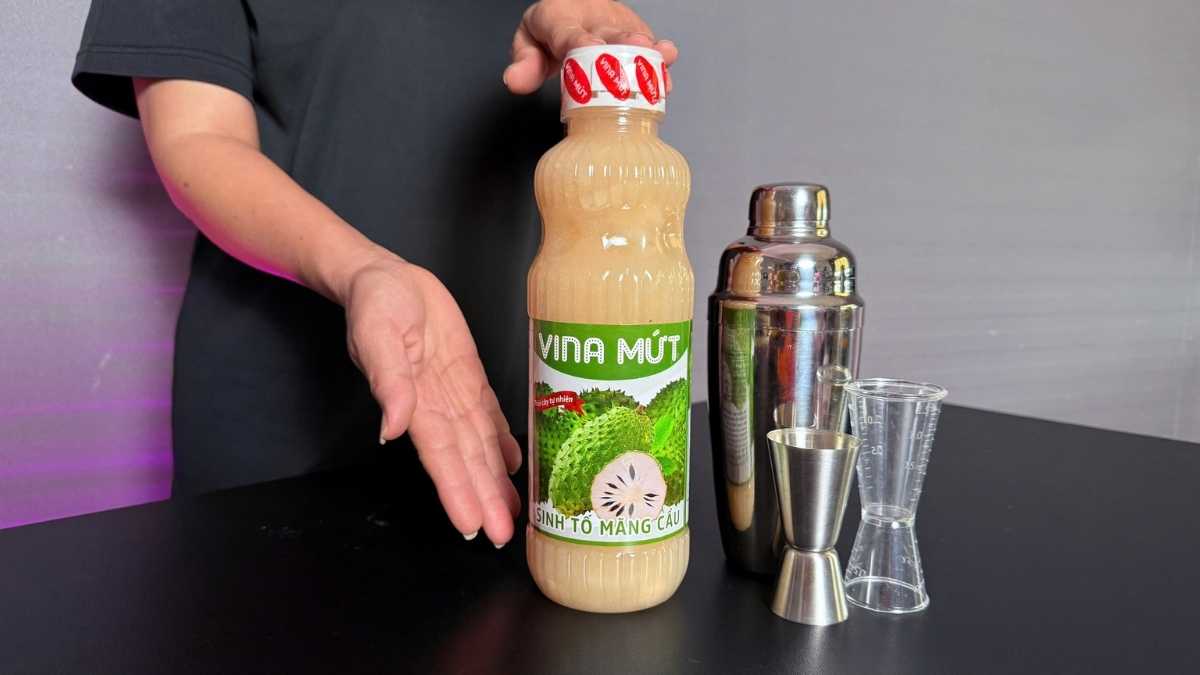 Hai ly sinh tố và trà mãng cầu trang trí lá bạc hà tươi