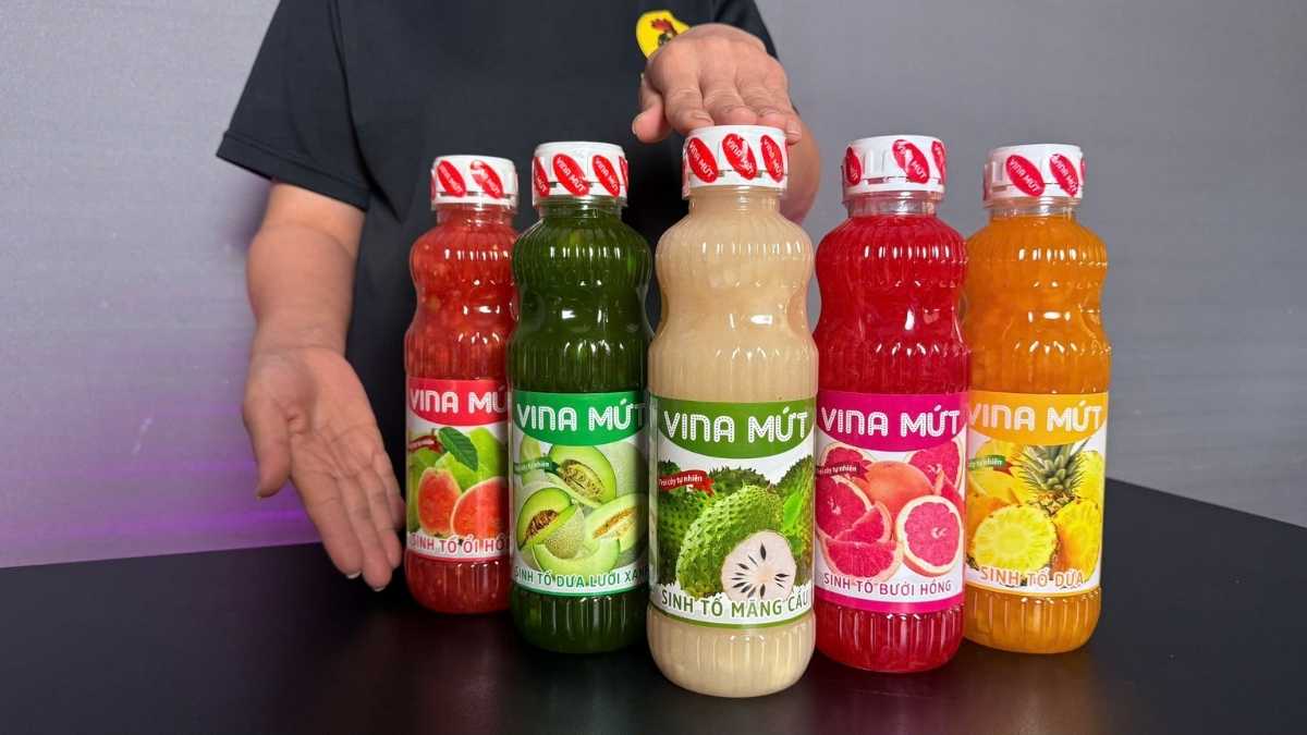 Logo Vina Mứt San Hô Xanh bên cạnh chai Sinh Tố Vina Mãng Cầu