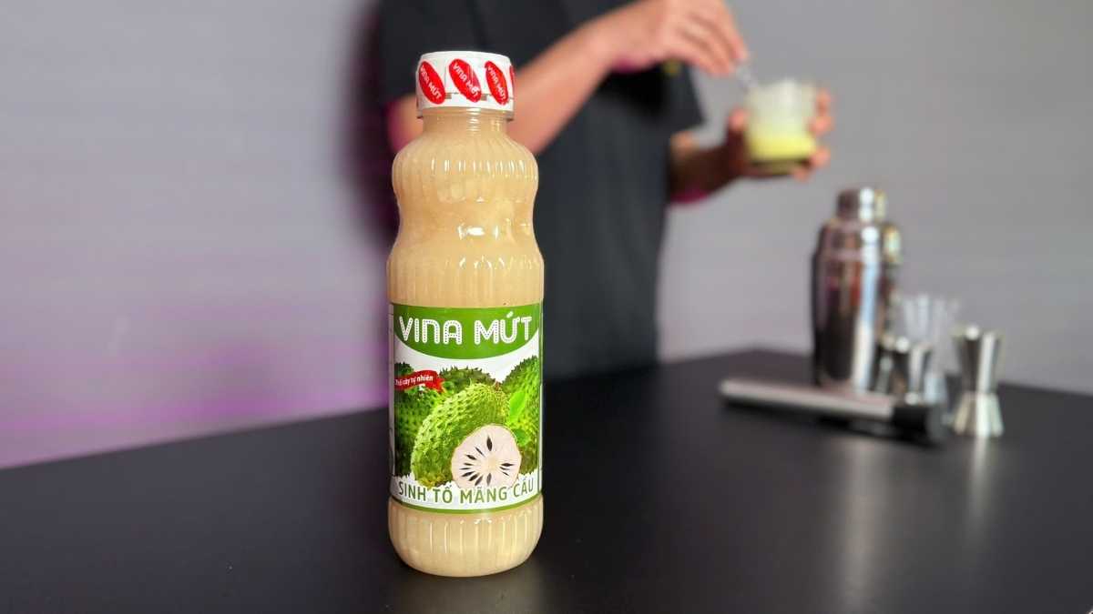 Ly yogurt mãng cầu và soda mãng cầu trên nền sáng tự nhiên