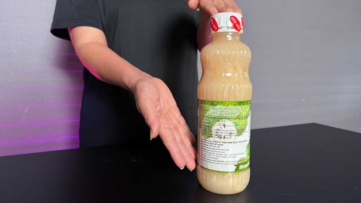 Ly sinh tố mãng cầu màu trắng kem, ánh sáng mềm và nền gỗ sáng