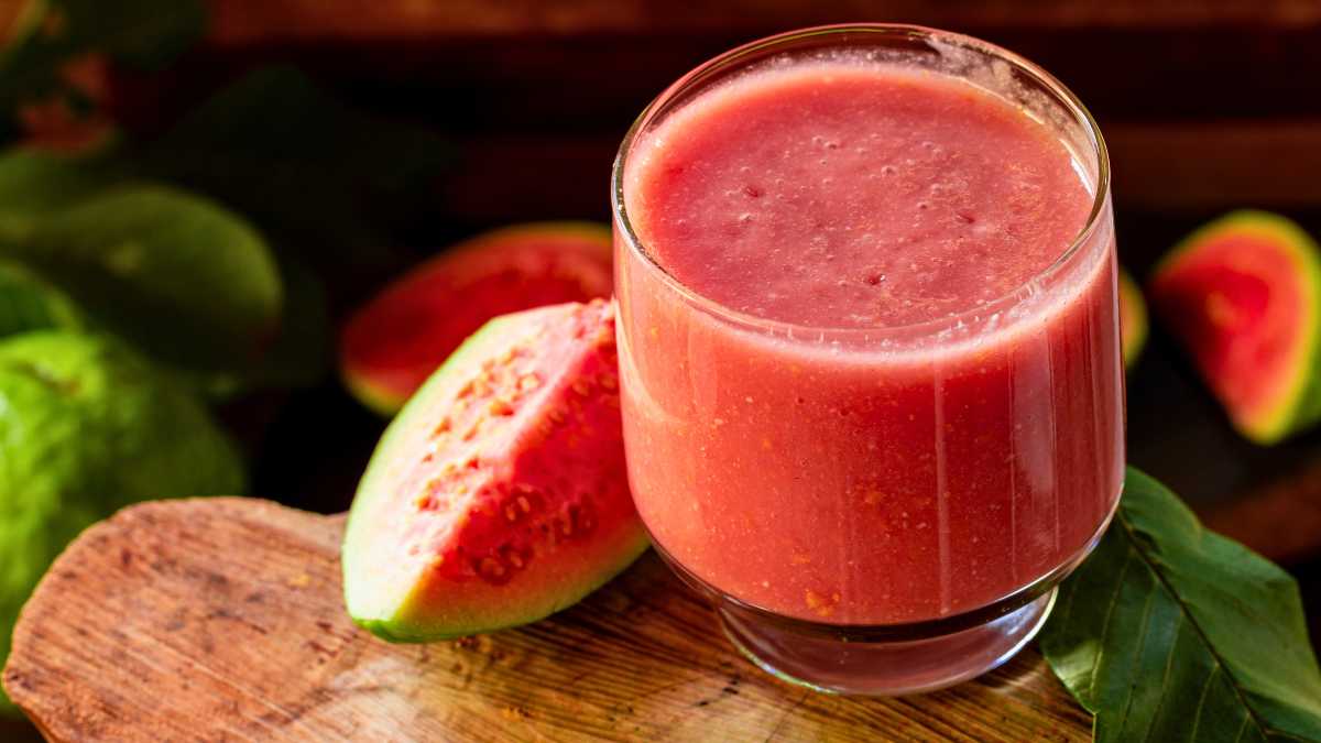 Ly trà ổi hồng đá lạnh màu hồng pastel, trang trí lát cam và lá bạc hà