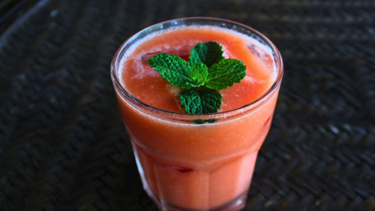 Barista Lyon Coffee pha trà ổi hồng và soda ổi hồng tại quầy café sáng