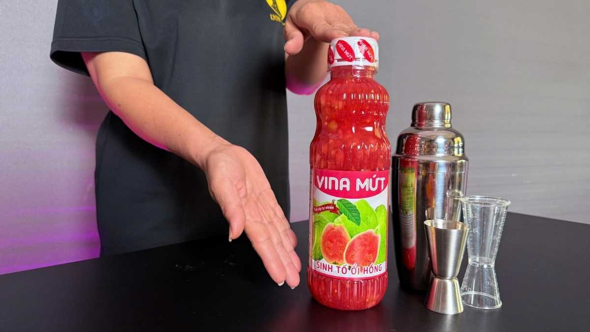 Ly soda ổi hồng và yogurt ổi hồng tại Lyon Coffee, màu pastel nhẹ