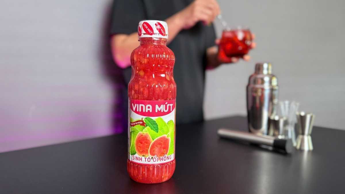 Hai ly trà ổi hồng và đá xay ổi hồng trong ánh sáng tự nhiên