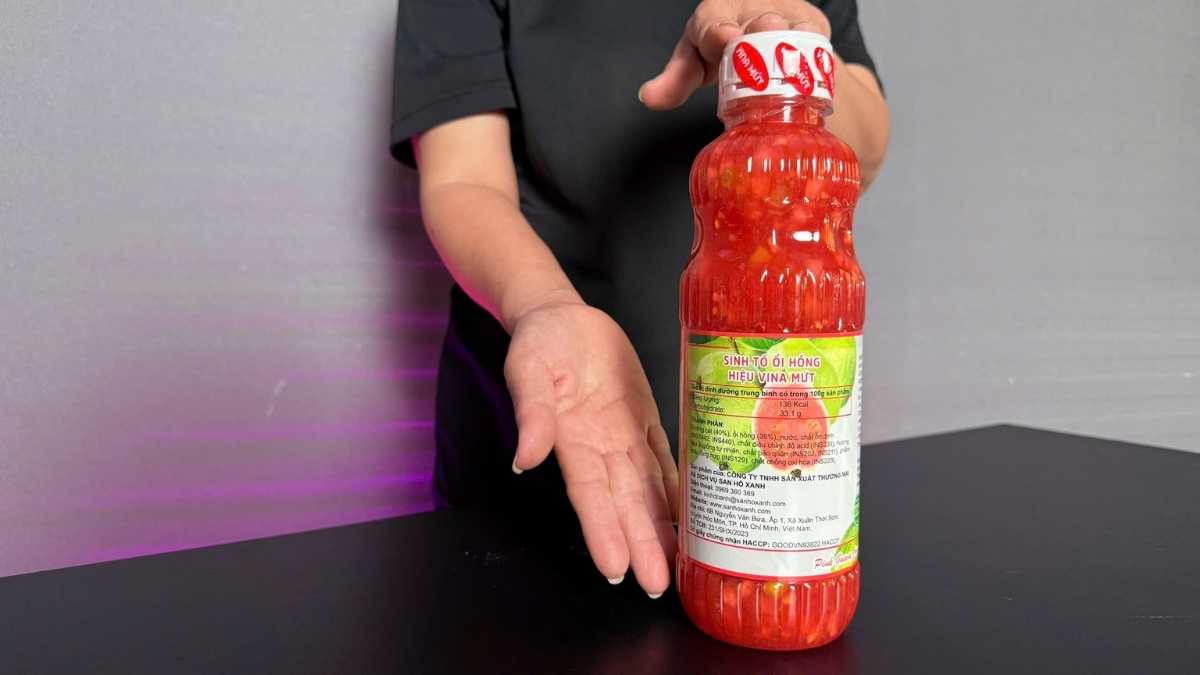 Ly sinh tố ổi hồng màu hồng ánh cam, ánh sáng nhẹ tự nhiên