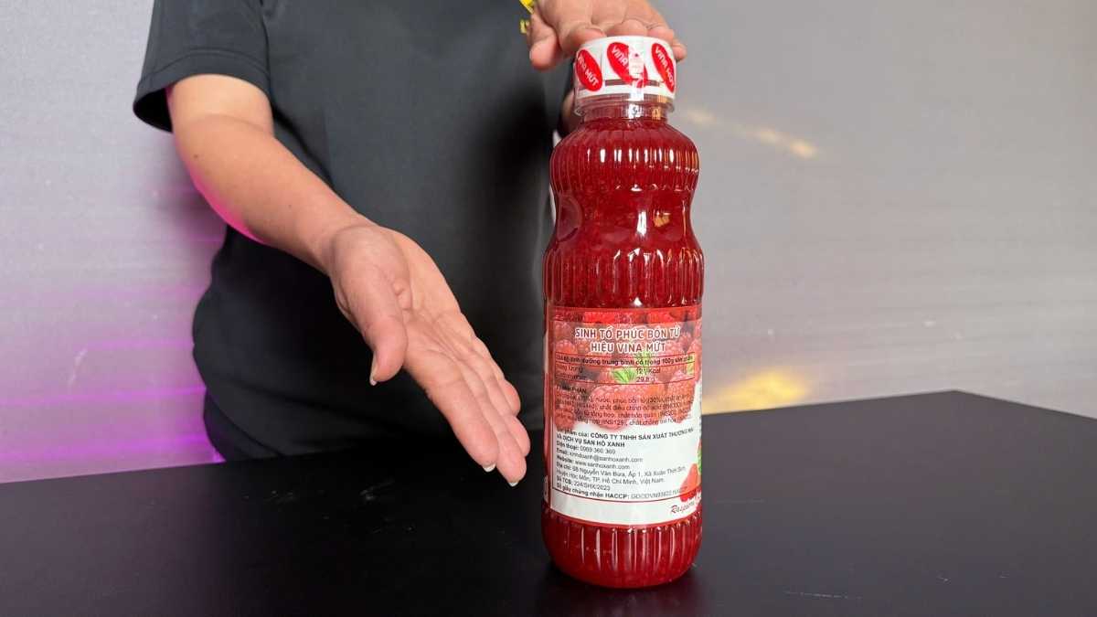 Ly sinh tố phúc bồn tử màu đỏ ruby đậm, ánh sáng tự nhiên phản chiếu