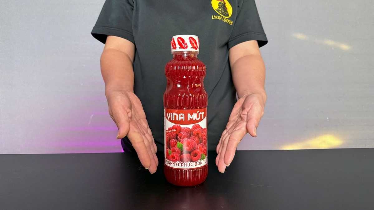 Chai Sinh Tố Vina Phúc Bồn Tử 1L đặt cạnh ly sinh tố phúc bồn tử đỏ ruby