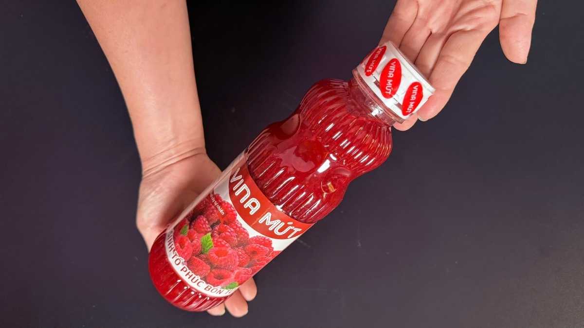 Chai PET 1L Sinh Tố Phúc Bồn Tử màu đỏ ruby, nắp kín chống tràn