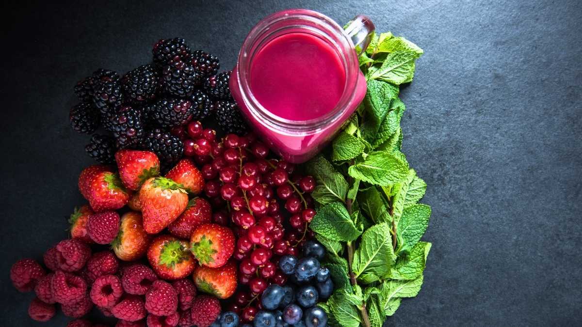 Barista Lyon Coffee pha yogurt và soda phúc bồn tử trong quầy café sáng