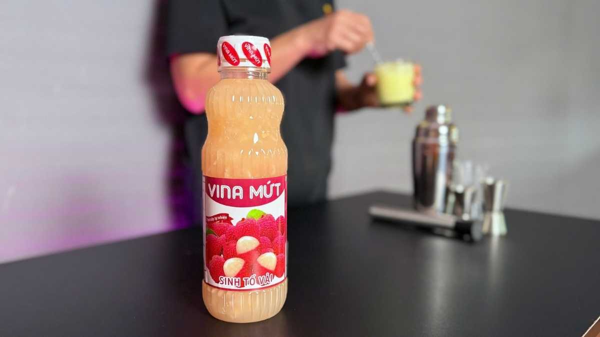 Hai ly trà vải và soda vải trong không gian café tươi sáng
