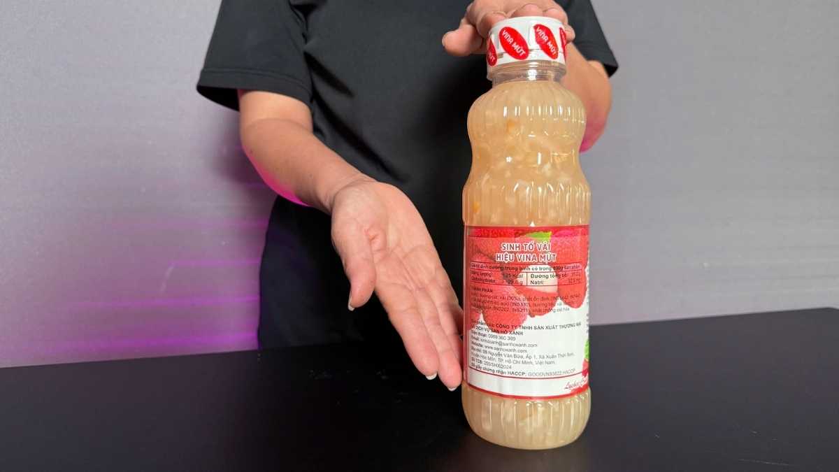 Ly sinh tố vải màu trắng ngà sáng nhẹ, nền sáng tự nhiên