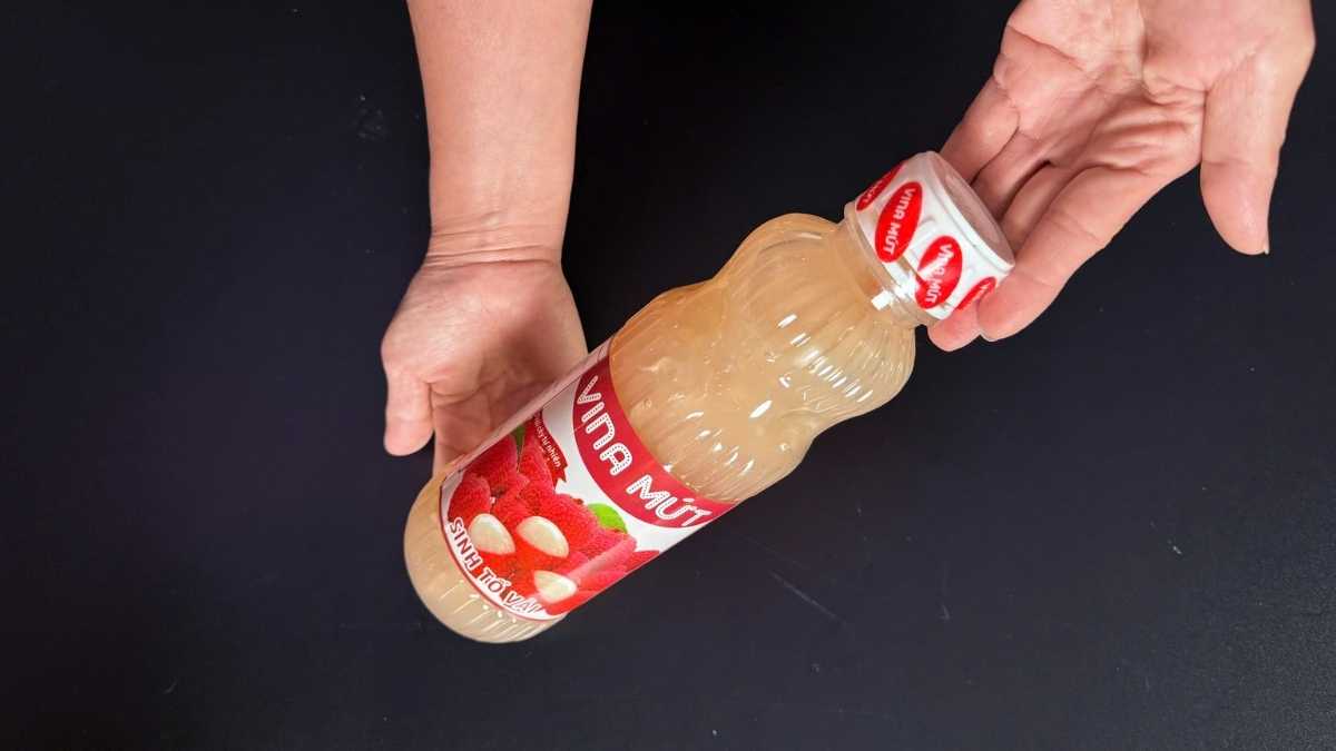 Chai PET 1L Sinh Tố Vina Vải màu trắng ngà, nắp kín chống tràn