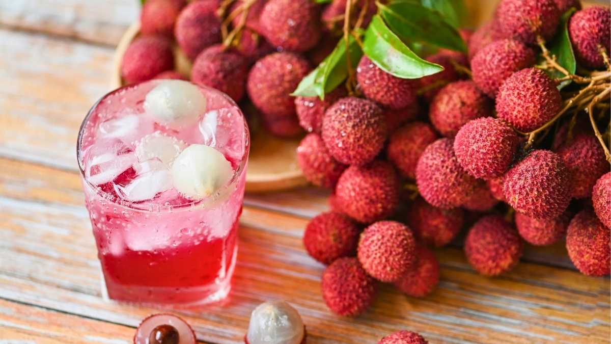 Ly trà vải nhiệt đới với lát vải tươi và lá bạc hà trang trí