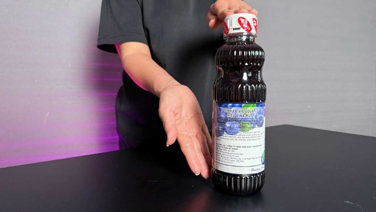 Ly sinh tố Việt Quất màu tím than sánh mịn, ánh sáng phản chiếu tự nhiên