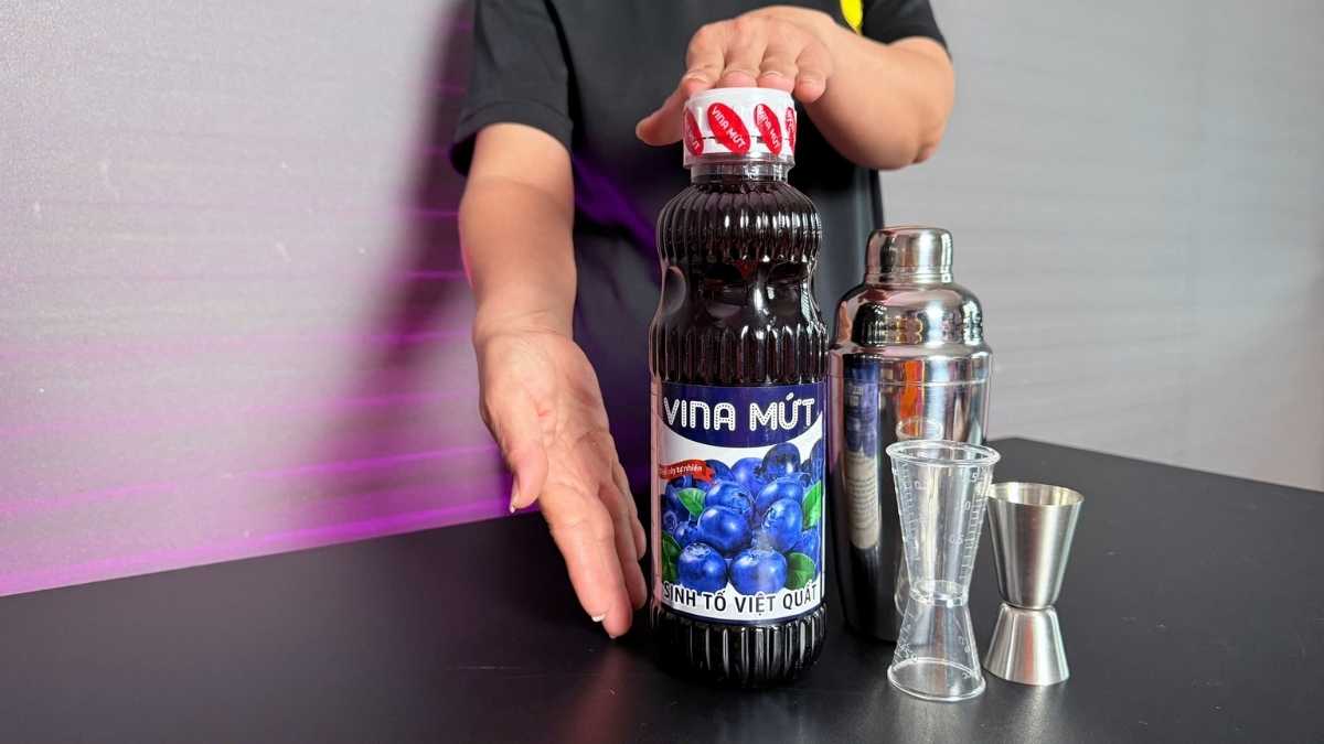 Ly yogurt việt quất và trà việt quất tại Lyon Coffee, ánh sáng tự nhiên