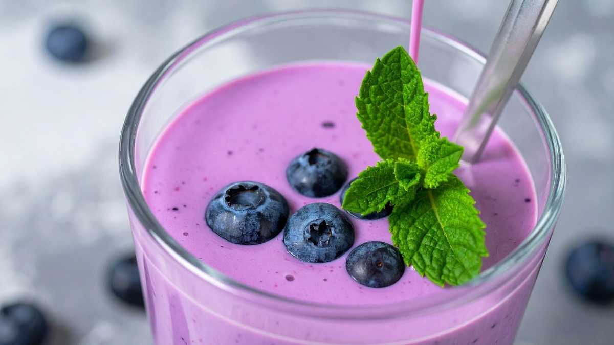 Barista Lyon Coffee pha yogurt việt quất và soda việt quất trong quầy sáng