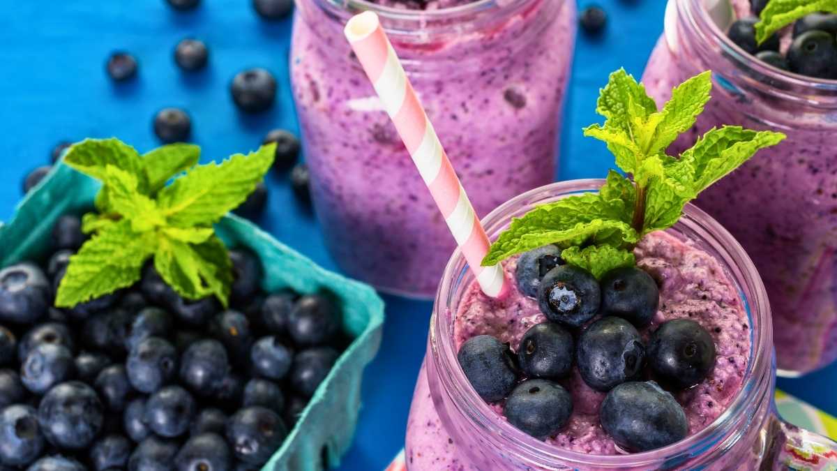 Ly trà việt quất đá lạnh màu tím ánh hồng với lát cam trang trí