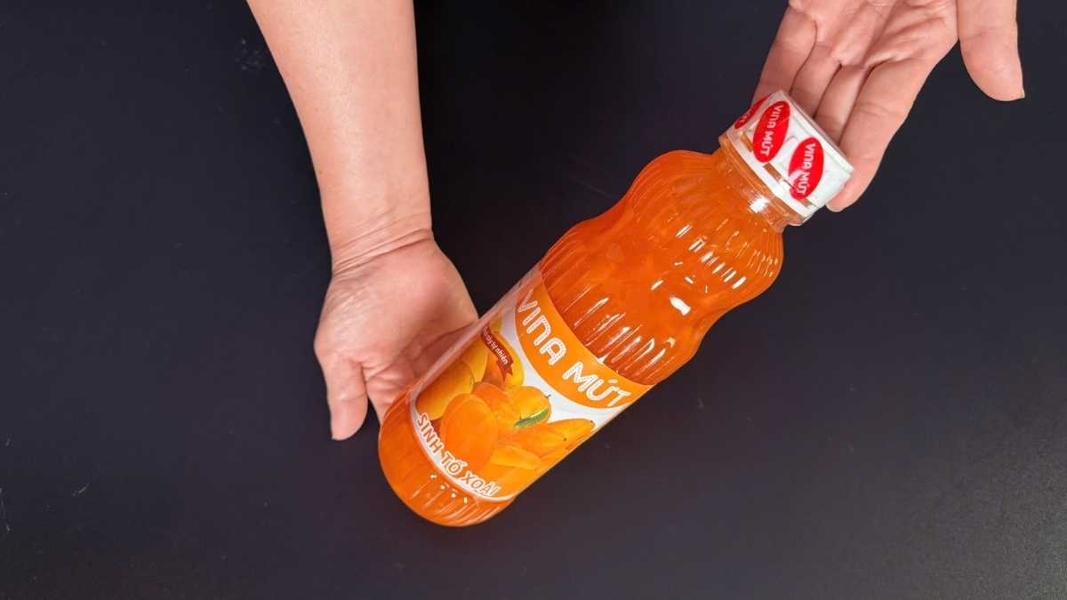 Chai PET 1L Sinh Tố Vina Xoài vàng sáng, nắp kín chống tràn