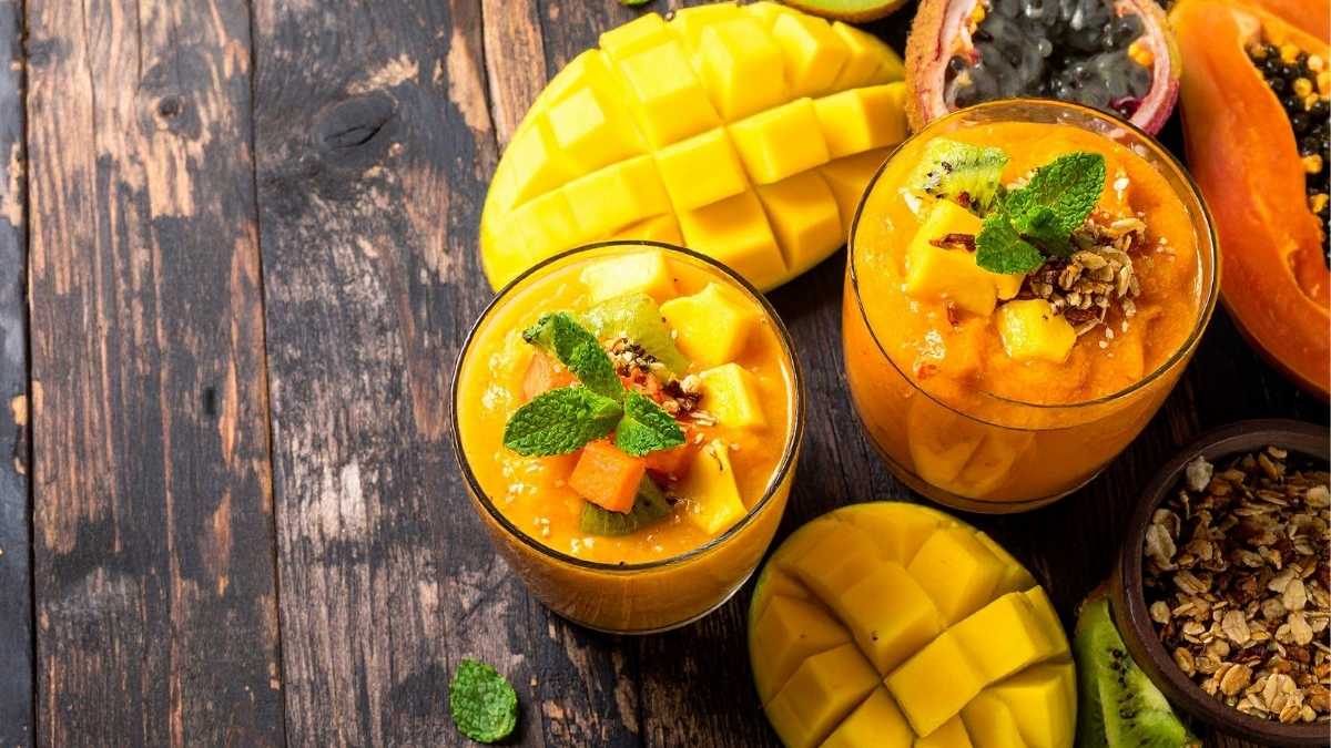 Barista Lyon Coffee pha soda xoài và trà xoài trong không gian sáng