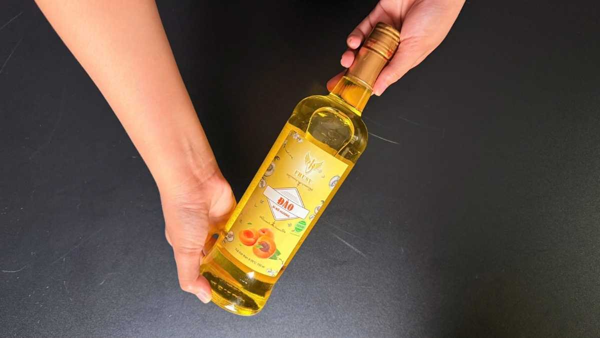 So sánh Siro Frusy Đào với siro caramel về độ ngọt và mùi trái cây.