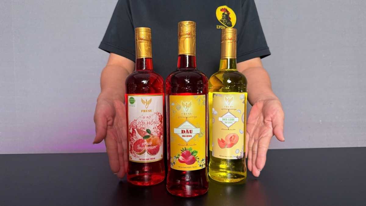 Hai ly so sánh: soda pha siro Frusy Dâu và soda thường