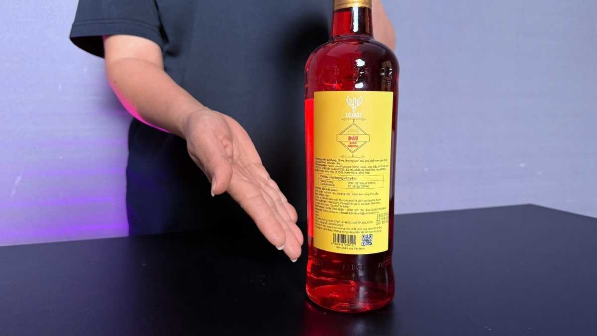 Ly siro dâu đỏ trong suốt với ánh sáng phản chiếu tự nhiên