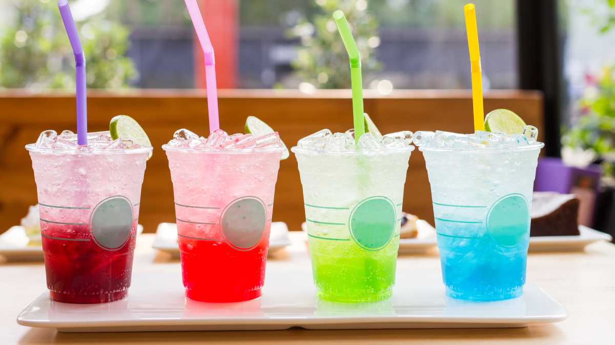 Barista Lyon Coffee rót syrup dưa lưới vào ly trà xanh tại quầy pha chế