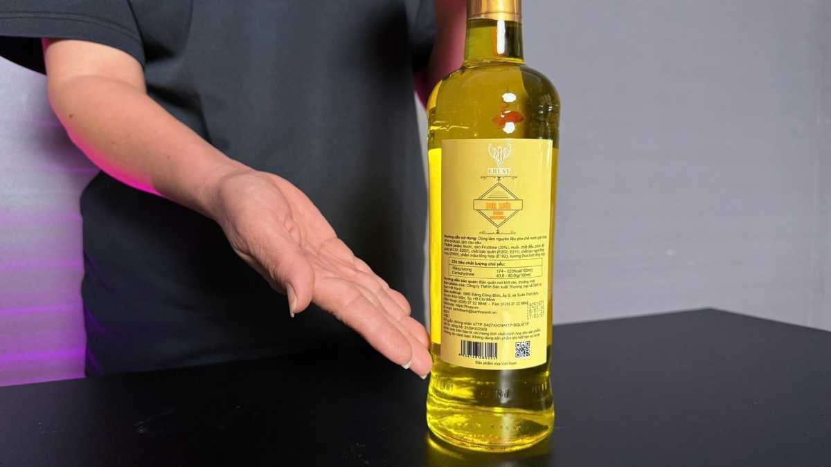 Ly siro vàng tươi phản chiếu ánh sáng, cạnh miếng dưa lưới chín mọng