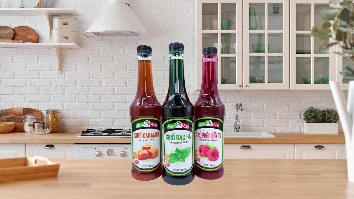 Barista pha soda bạc hà với Sirô Mama Rosa Bạc Hà tại quầy pha chế