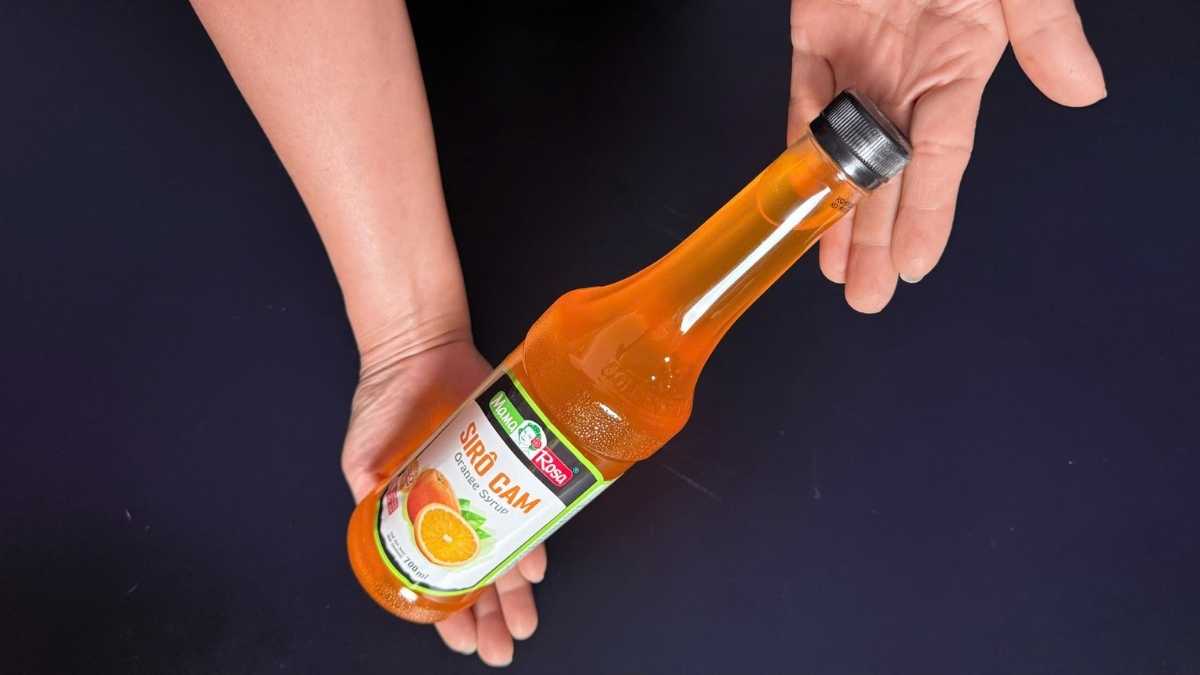 Barista pha soda cam với Sirô Mama Rosa Cam tại quầy cà phê Lyon Coffee