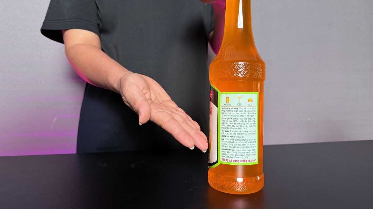 Sirô Mama Rosa Cam được rót vào ly trà tạo sắc vàng cam bắt sáng