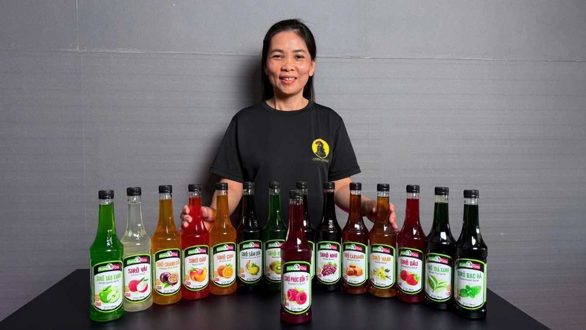 Khách hàng thưởng thức latte caramel pha từ Sirô Mama Rosa Caramel