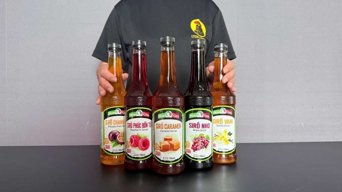 Barista sử dụng Sirô Mama Rosa Caramel để pha latte và macchiato