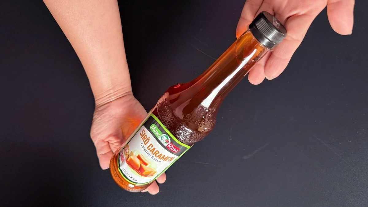 Barista pha latte với Sirô Mama Rosa Caramel tại quầy Lyon Coffee