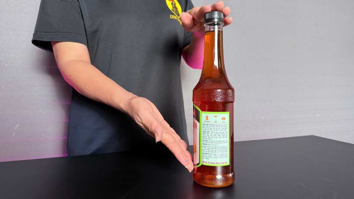 Sirô Mama Rosa Caramel đang được rót vào sữa tạo sắc nâu hổ phách