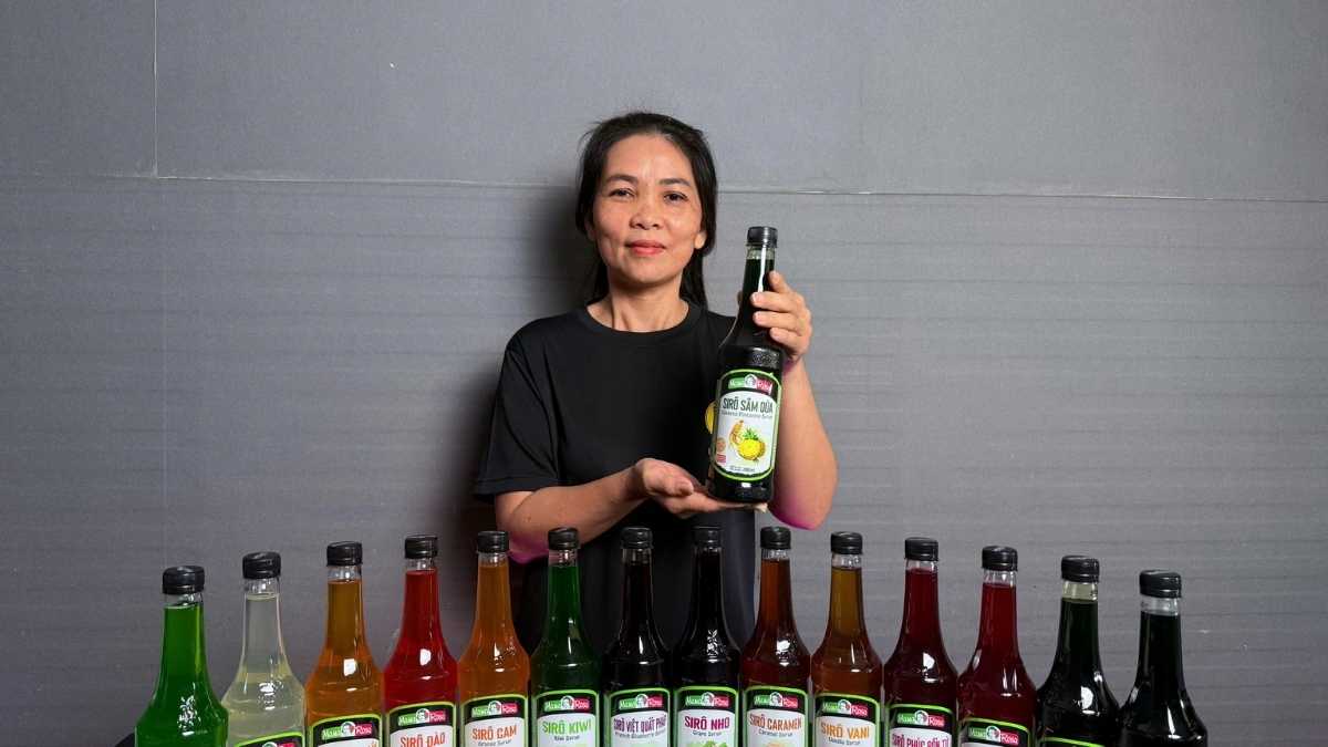 Khách hàng thưởng thức soda chanh dây pha từ Sirô Mama Rosa Chanh Dây