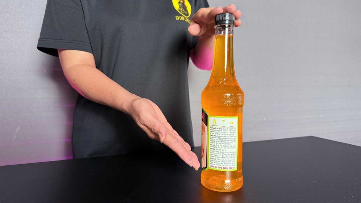 Sirô Mama Rosa Chanh Dây được rót vào ly trà tạo sắc vàng cam bắt sáng