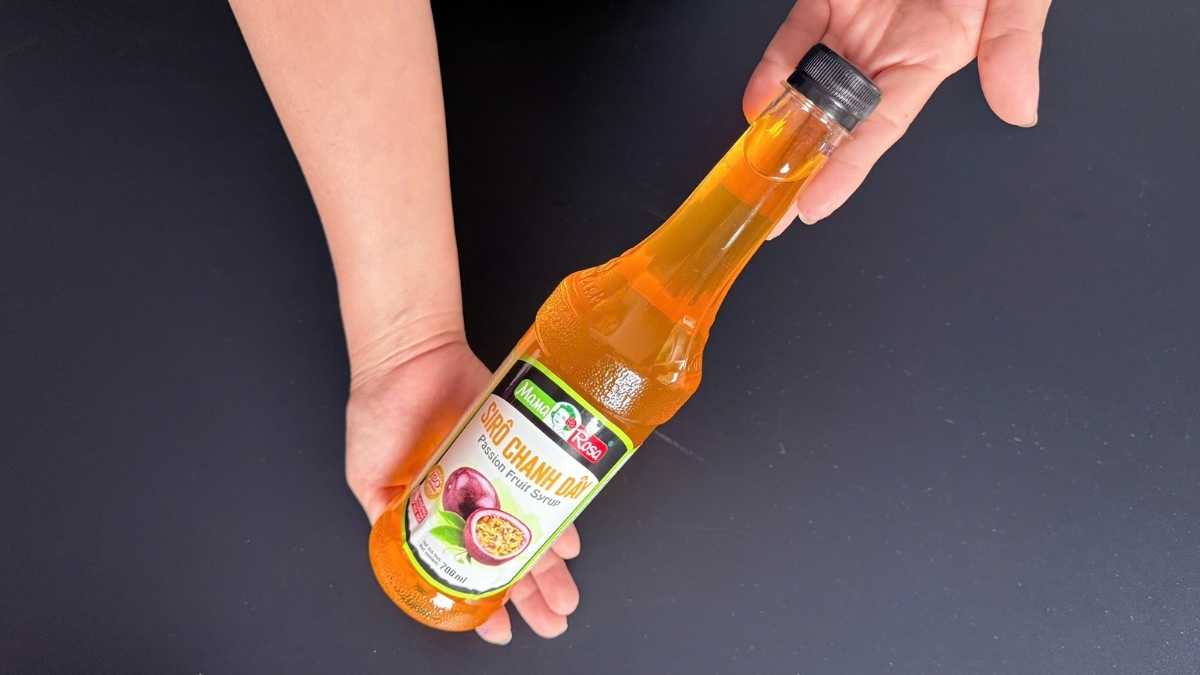 Barista pha soda chanh dây với Sirô Mama Rosa Chanh Dây tại quầy cà phê