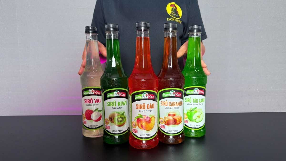 Barista sử dụng siro đào để pha trà đào cam sả và soda đào