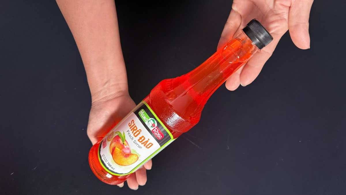 Barista pha trà đào với Sirô Mama Rosa Đào tại quầy cà phê Lyon Coffee